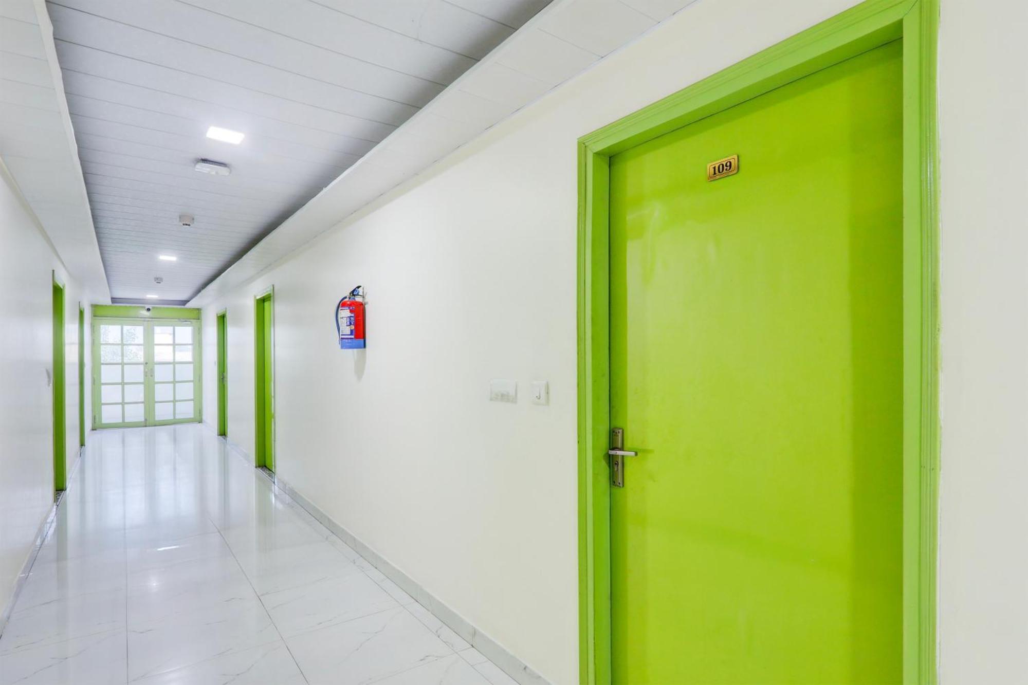 Super Hotel O Banthara Near Airport Banthra Sikandarpur Dış mekan fotoğraf